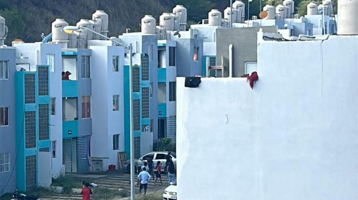 Incendio en el fraccionamiento Monteverde en Mazatlán, moviliza a cuerpos de emergencia