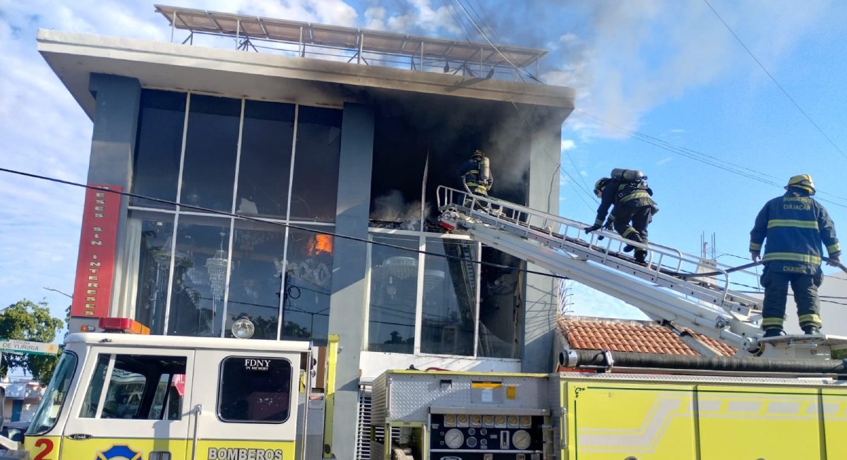 Se incendia negocio de lámparas y decoración en Las Quintas en Culiacán