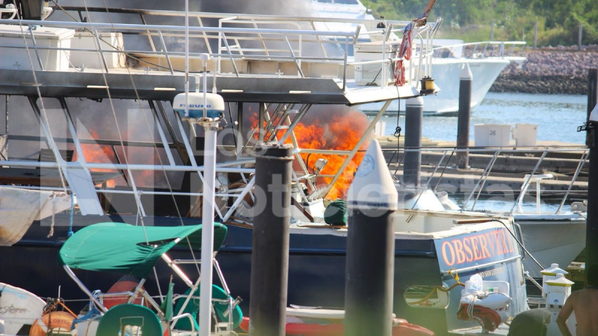 Fuerte incendio consume dos yates en el muelle de La Marina en Mazatlán; no se reportan lesionados