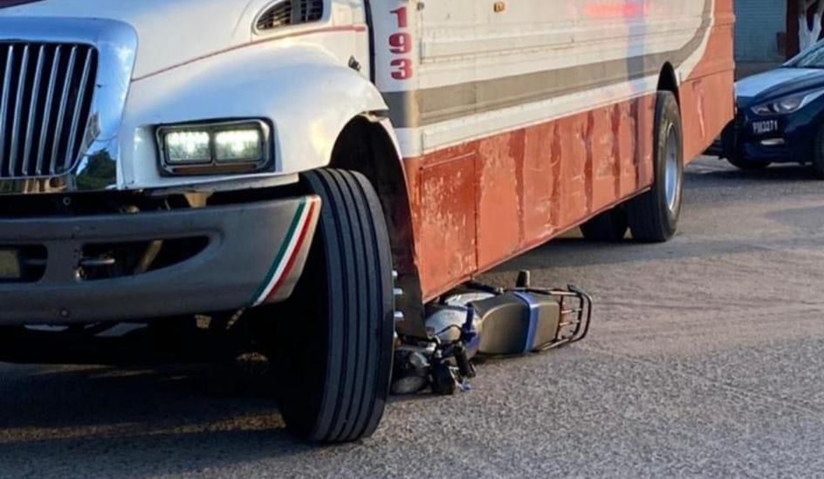 Joven motociclista sufre accidente y queda debajo de camión de pasajeros en El Carrizo, Ahome