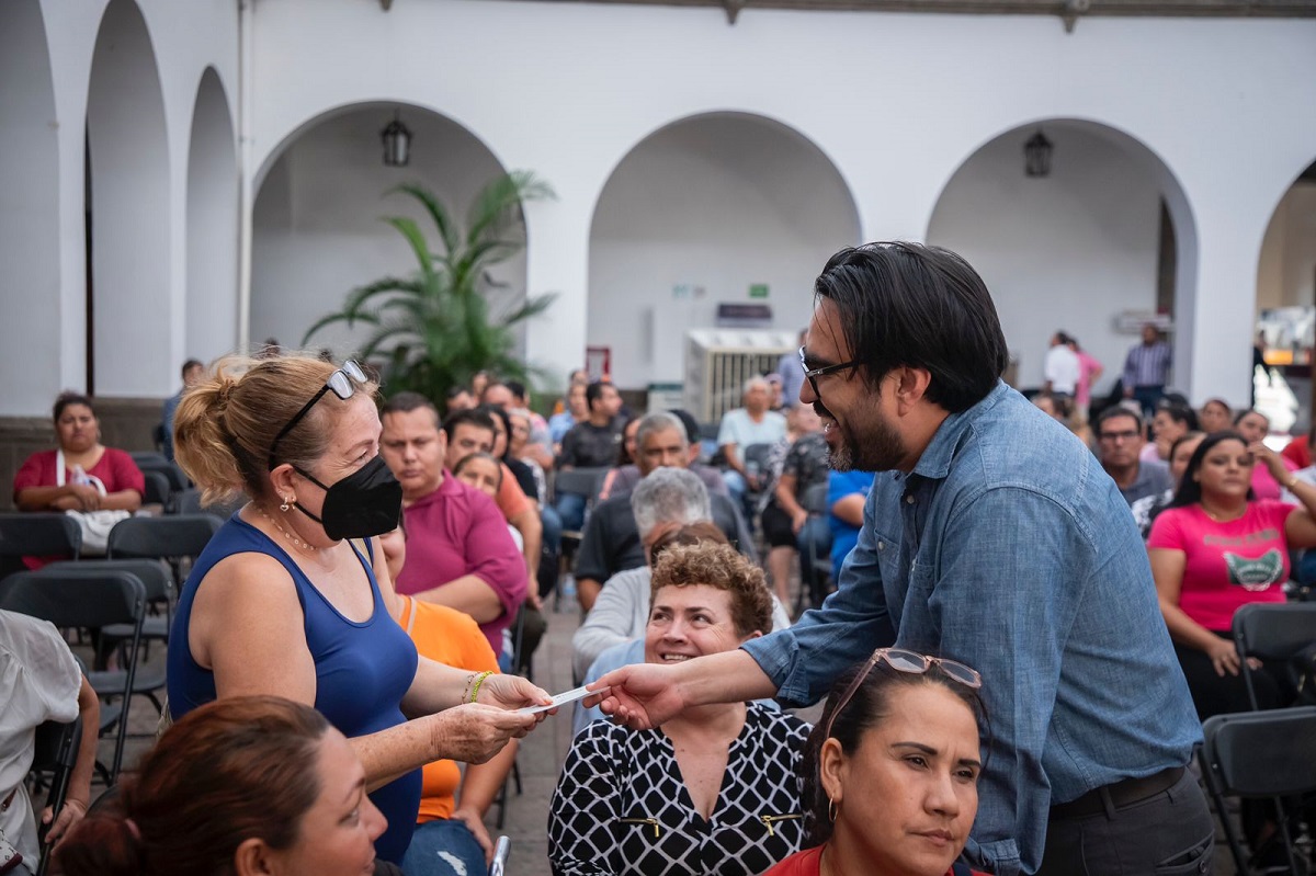 ¡Continúa entrega de apoyos! Juan de Dios Gámez otorga cheques a comerciantes