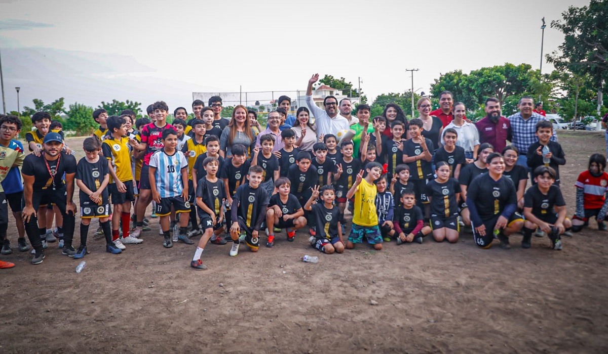 Gámez Mendívil inicia construcción de cancha de futbol en la colonia Finisterra