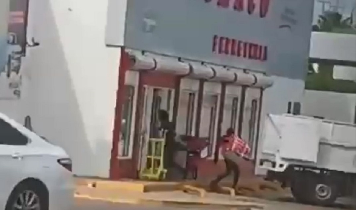 (VIDEO) Encapuchados en camioneta blanca asaltan y saquean ferretería de Culiacán; se llevan $150,000 en material