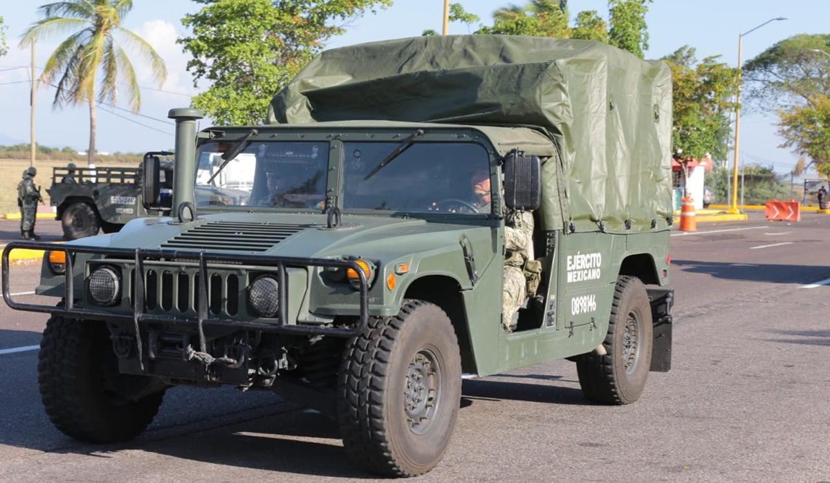 Militares trasladan a un herido de bala a un hospital de Culiacán