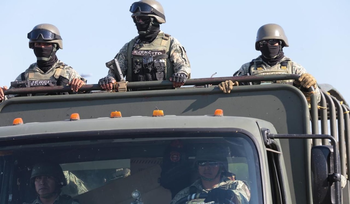 Bajo un fuerte operativo de seguridad trasladan a la FGR de Culiacán a los 14 detenidos en San Ignacio