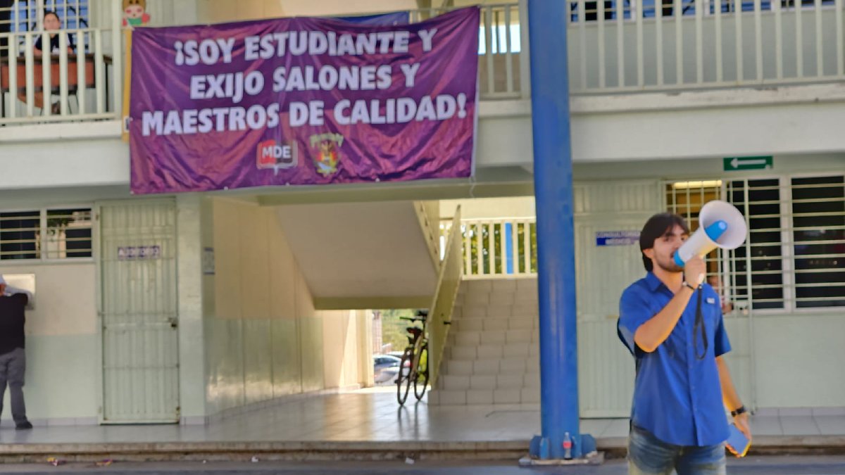 Se manifiestan estudiantes de la UAS para exigir maestros y aulas de calidad