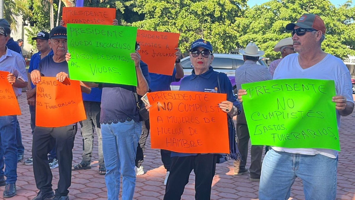 Se plantan Guerreros Azules afuera del cambio de poderes en Guasave