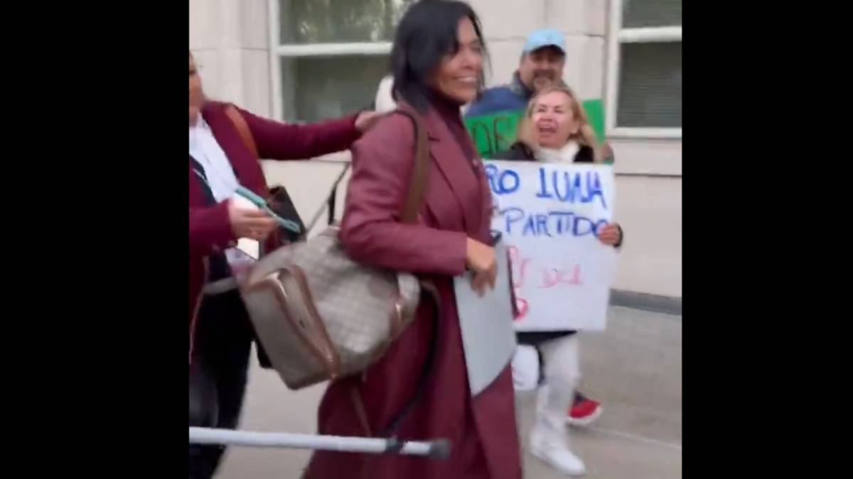 Manifestantes confrontan a Anabel Hernández tras sentencia a García Luna