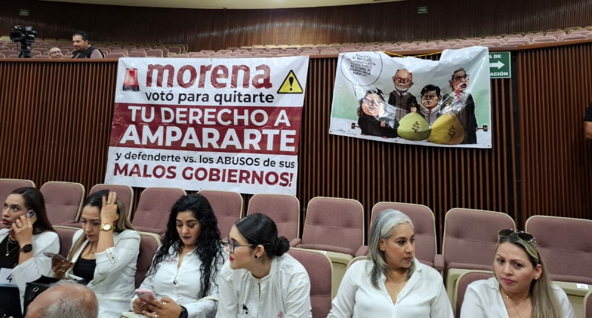 De nuevo, mantas reciben a diputados al iniciar sesión ordinaria en el Congreso del Estado