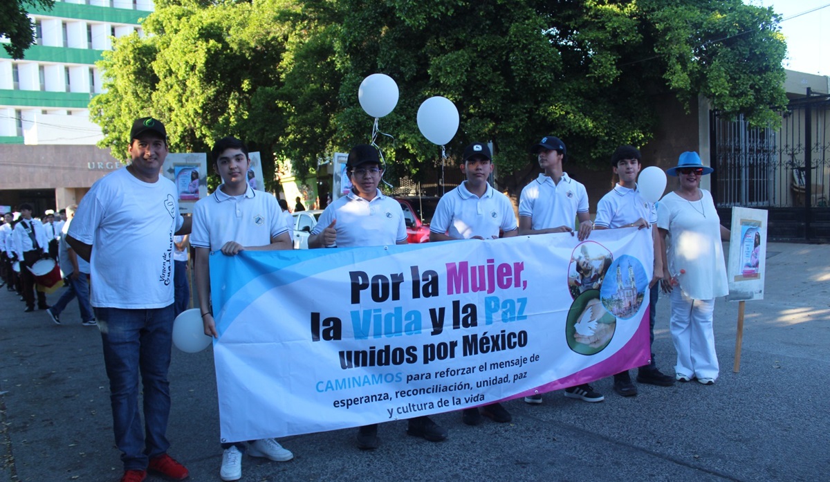 Por la paz, la vida, la mujer y la familia marchan miles en Guasave