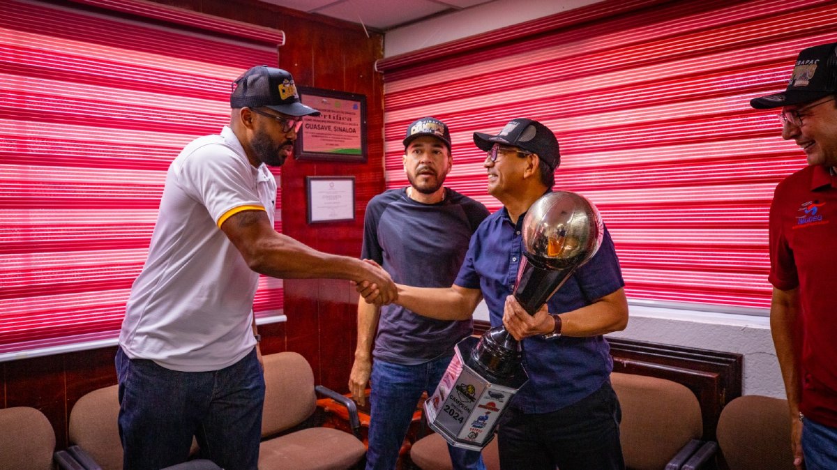 Los campeones Frayles de Guasave son recibidos por el alcalde Martín Ahumada