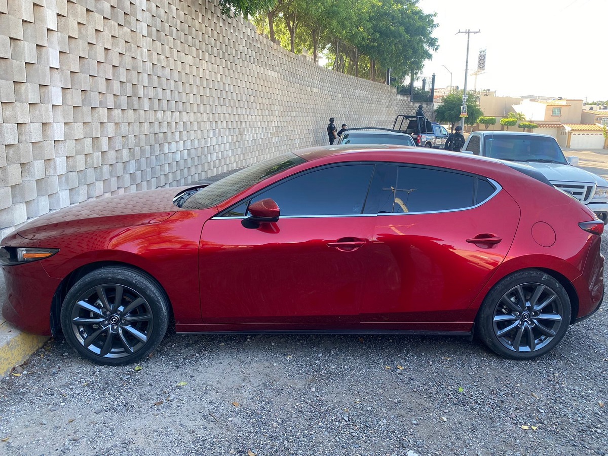 Recuperan policías estatales un vehículo Mazda con reporte de robo en Culiacán