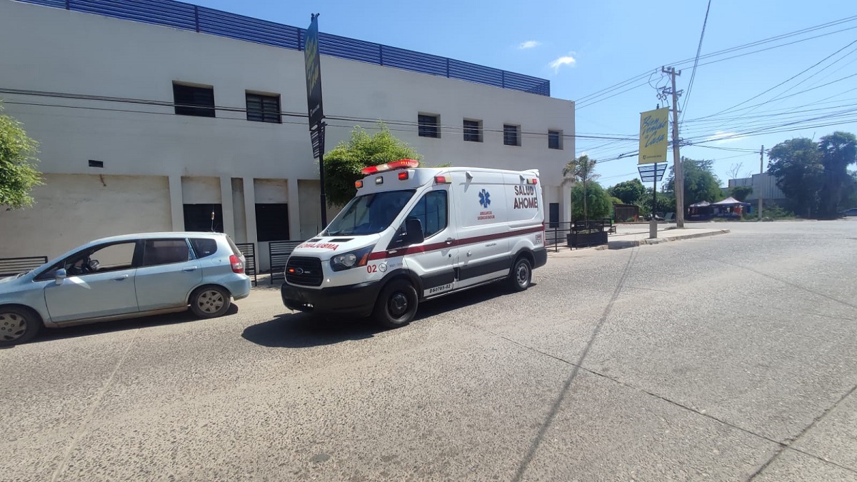 En Los Mochis, taxista arrolla a un motociclista y huye del lugar del accidente