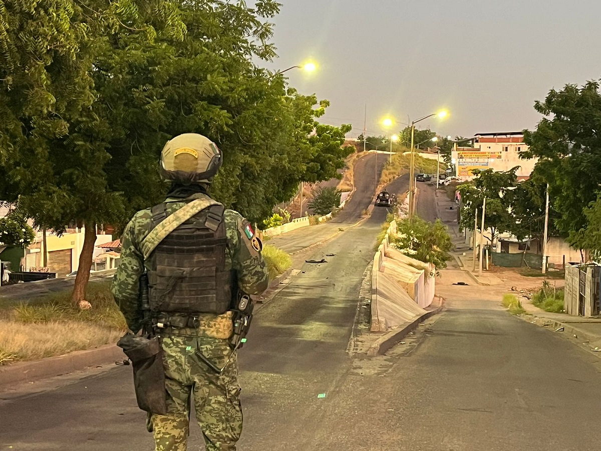 Tras persecución, aseguran camioneta con material bélico en la Progreso, en Culiacán
