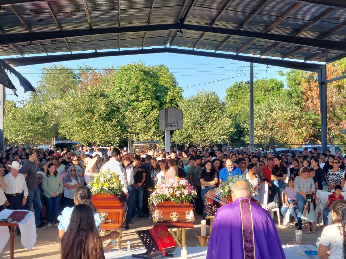 Con misa de cuerpo presente, así fueron despedidos los tres jóvenes del Valle del Carrizo