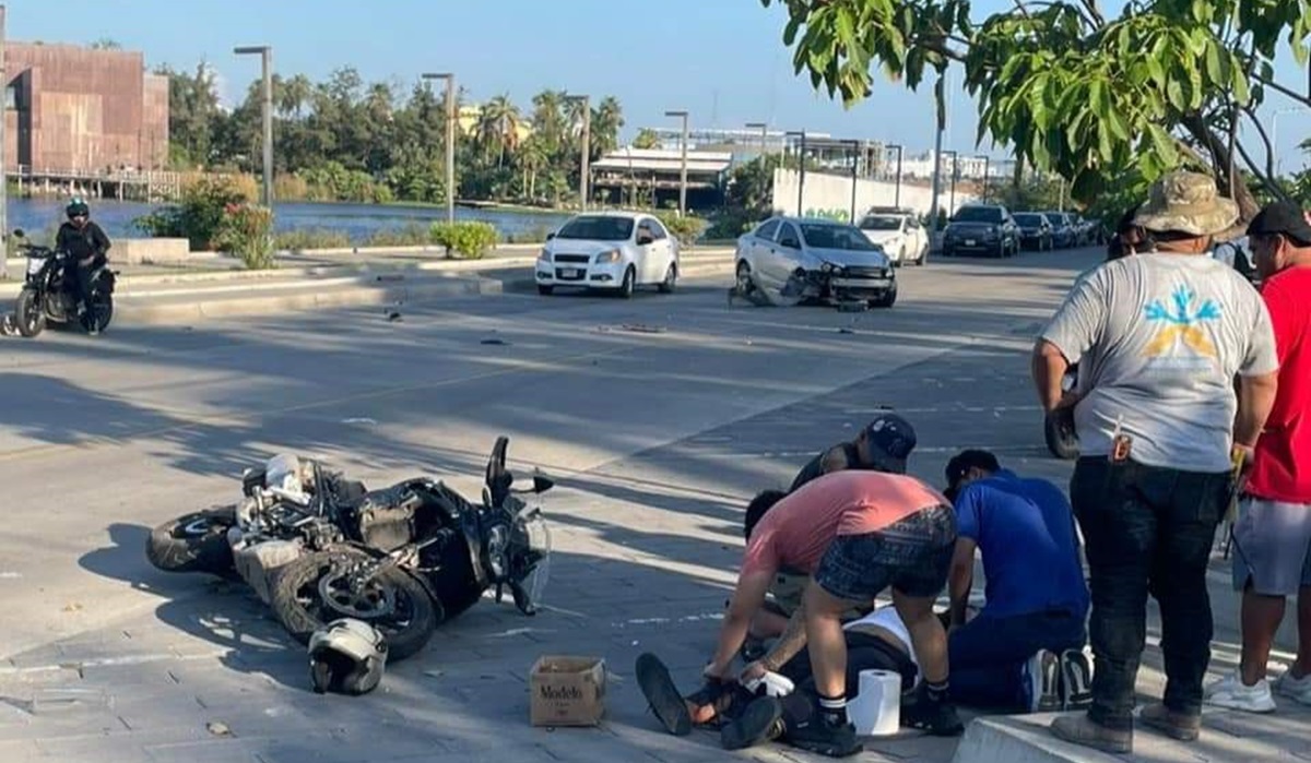 Motociclista resulta lesionado tras ser impactado por conductor cerca del Parque Central en Mazatlán