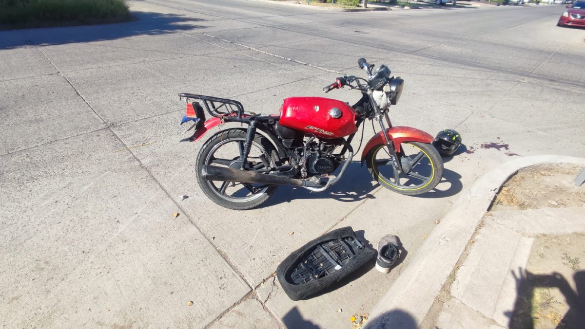 Motociclista sufre amputación de un dedo trás accidente en el fraccionamiento El Parque, en Los Mochis