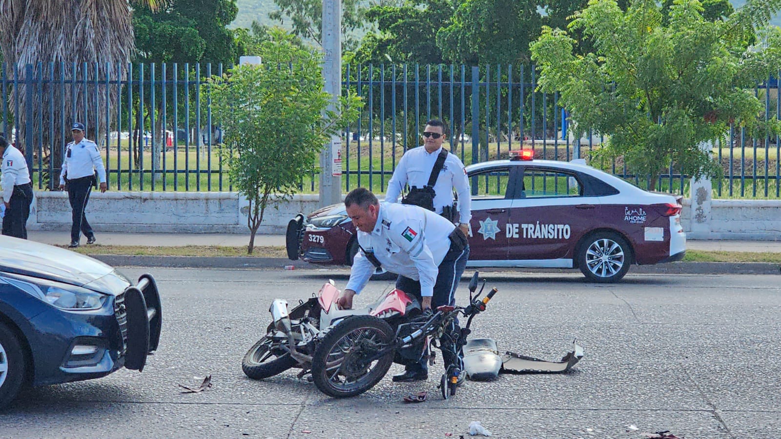 Motociclista ingresa a hospital tras sufrir accidente al norte de la ciudad Los Mochis