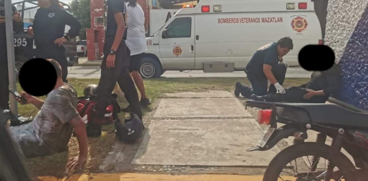 Colisión entre dos motocicletas en Mazatlán, deja a dos lesionados en la avenida Santa Rosa