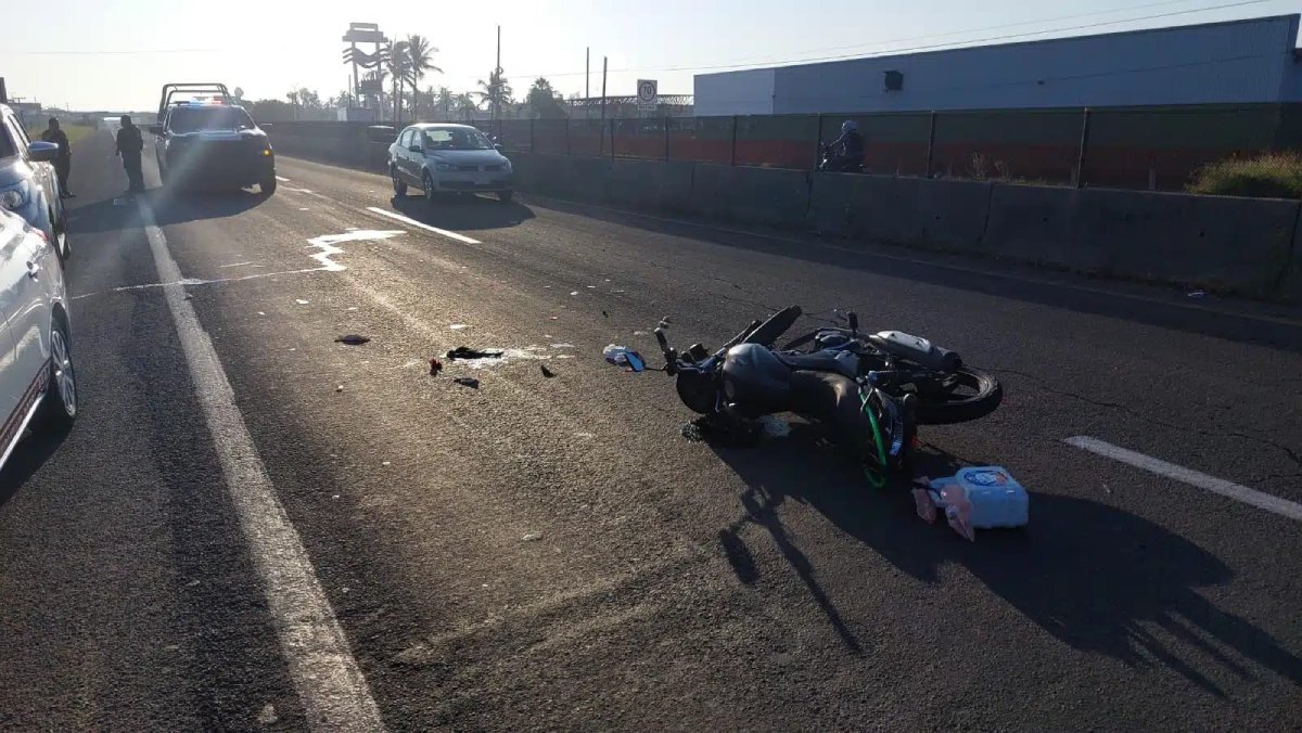 Motociclista es embestido por un vehículo sobre la México 15 en Mazatlán y muere minutos después