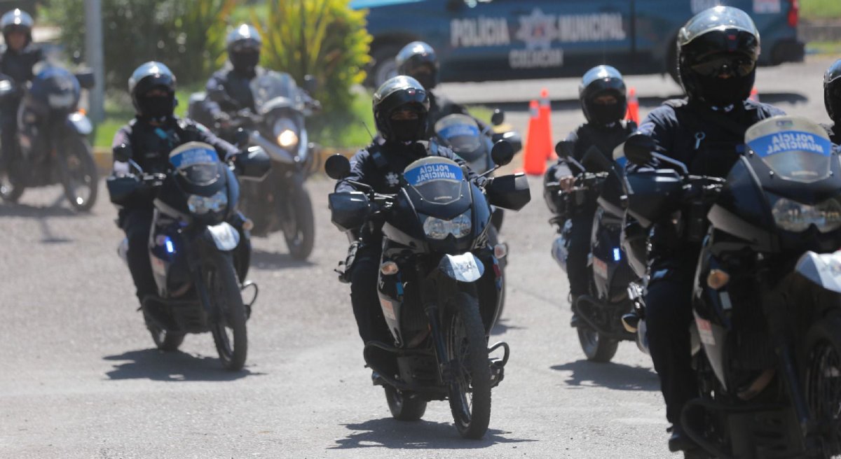 Detienen a dos motociclistas en posesión de tres armas cortas al sur de Culiacán