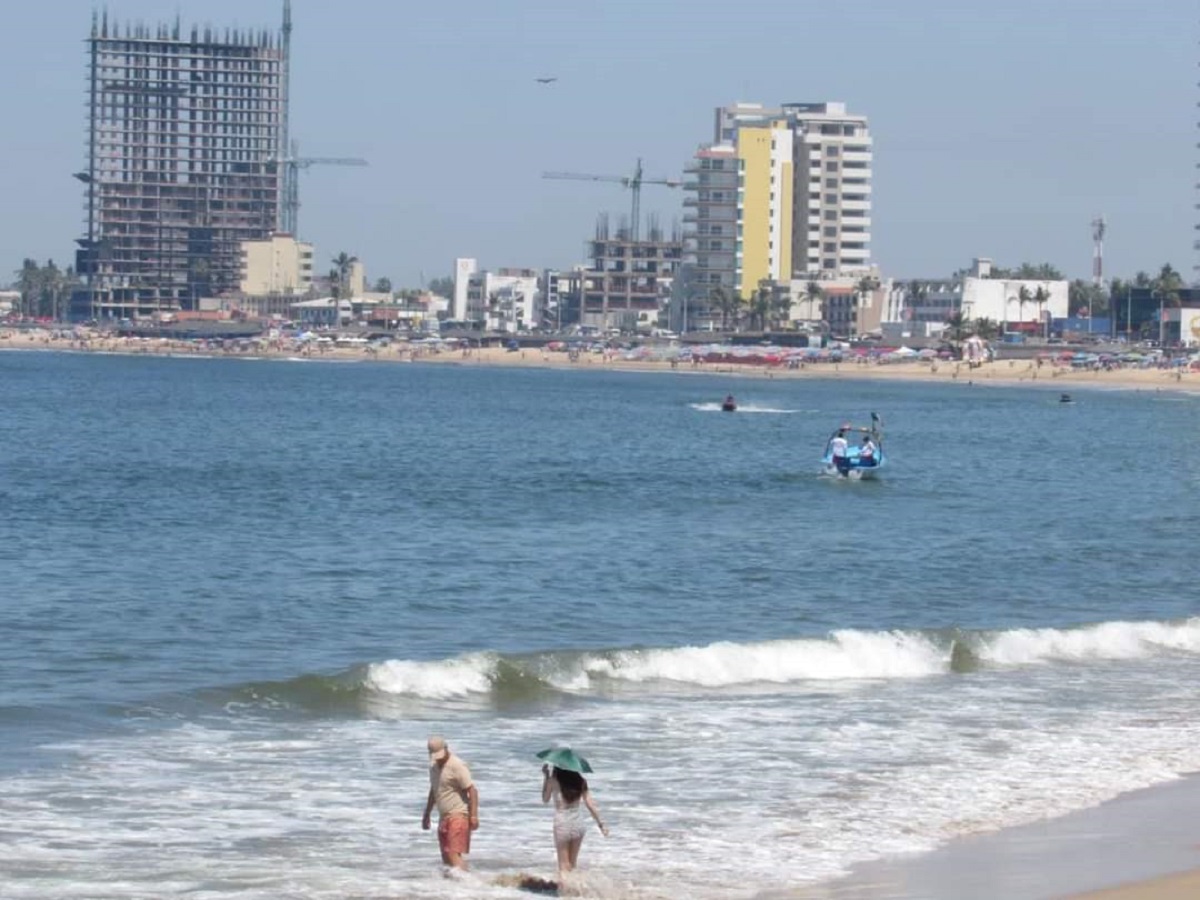 Buen clima y oleaje óptimo en la playas de Mazatlán durante la primer semana de octubre