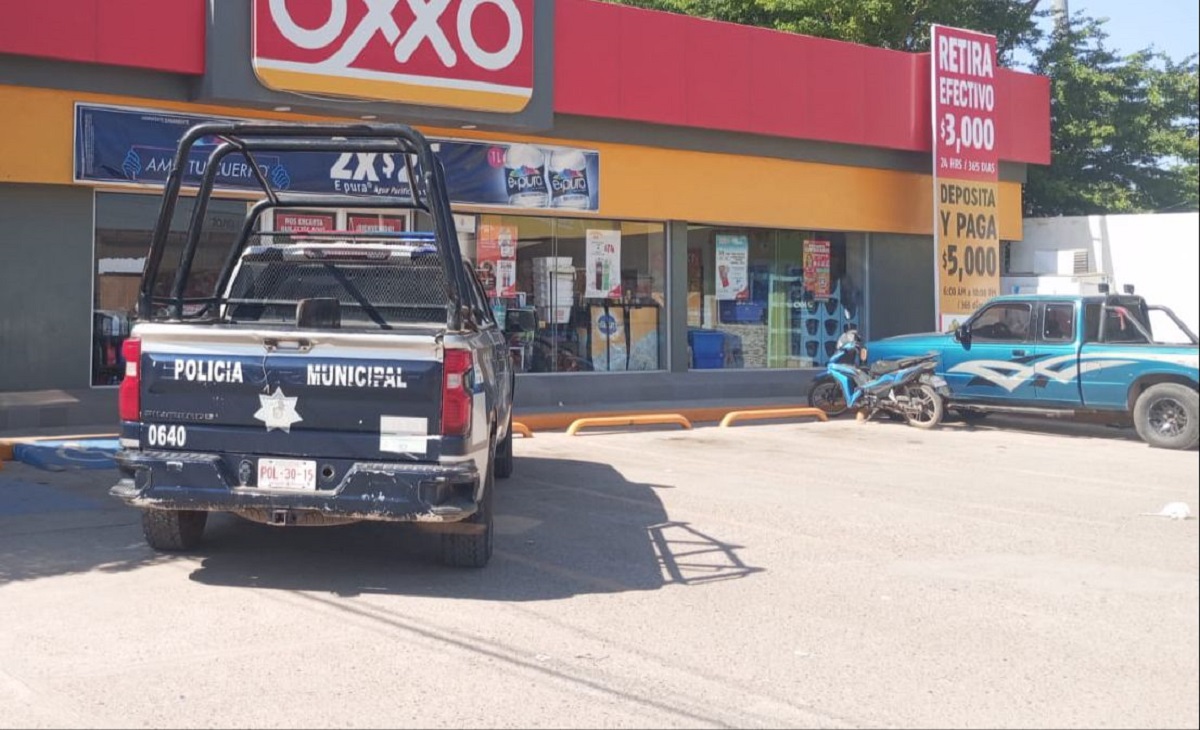 Encapuchado se lleva 13 mil pesos de una tienda Oxxo en Juan José Ríos