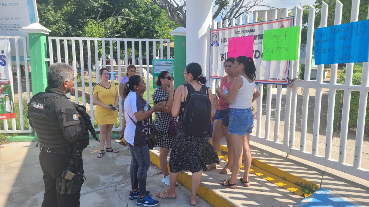 Protestan padres de familia por fallas eléctricas en escuela primaria Luis Donaldo Colosio de Mazatlán
