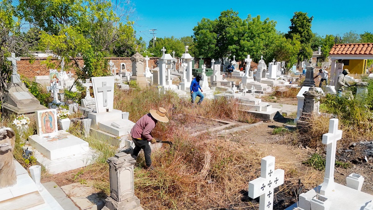 Gobierno de El Fuerte trabaja en limpieza de panteones para el Día de Muertos