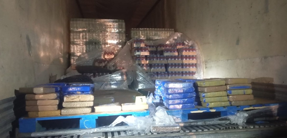 En Laguna Colorada, militares incautan paquetes de cocaína oculta en camión de refrescos