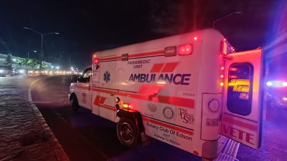 Pareja resulta lesionada tras derrapar en motocicleta al sur de Mazatlán