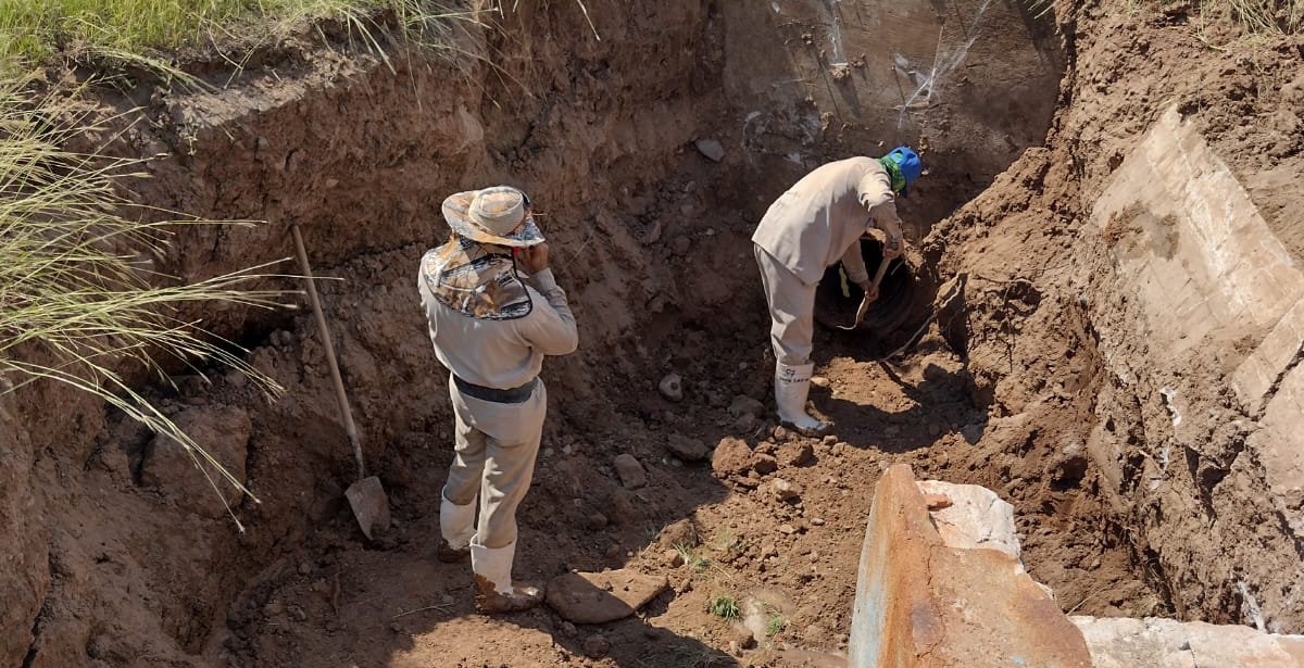Fuga de agua en la planta Comisión Río Fuerte genera baja presión al norte de Los Mochis