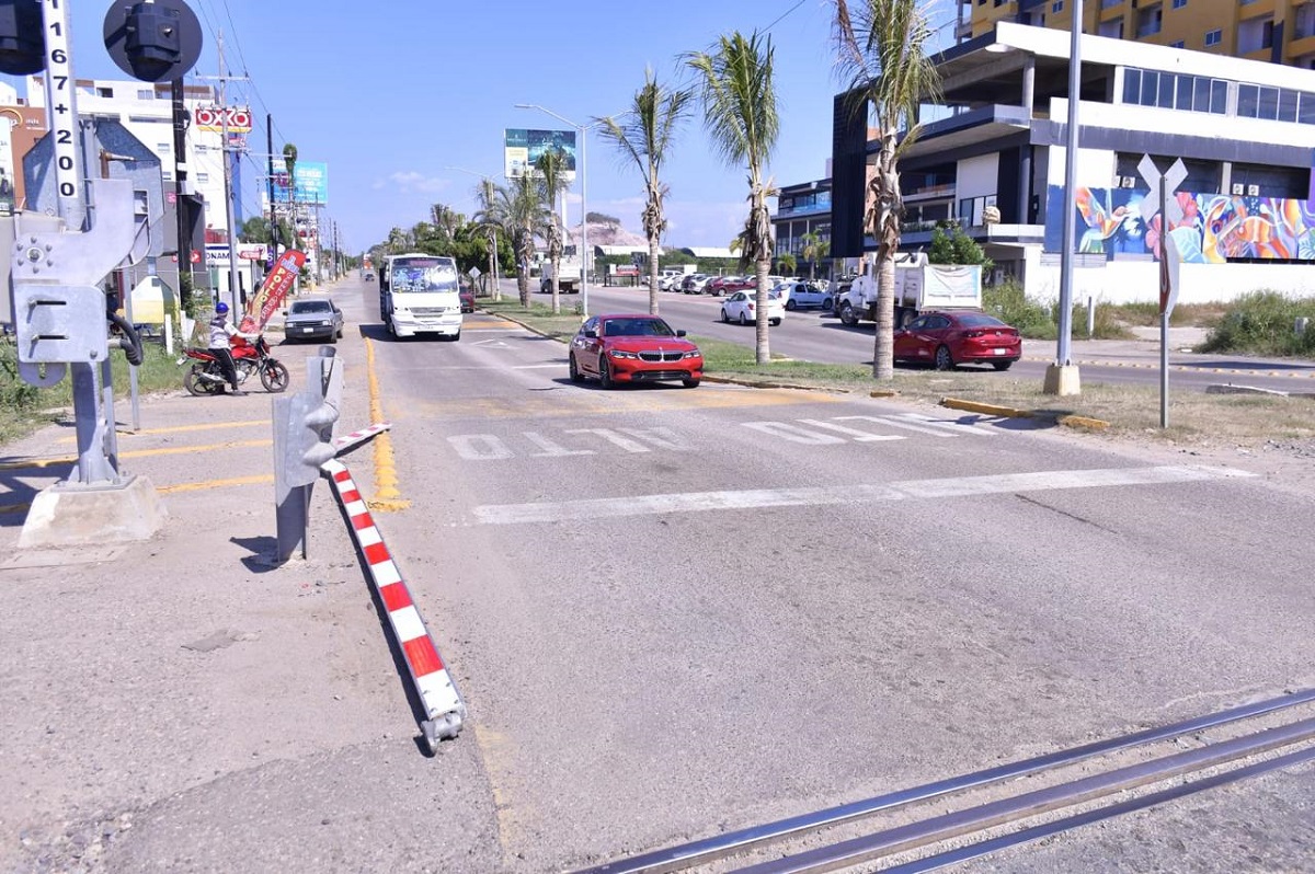 Imprudencia de un posible conductor, arranca pluma ferroviaria de la Peche Rice en Mazatlán