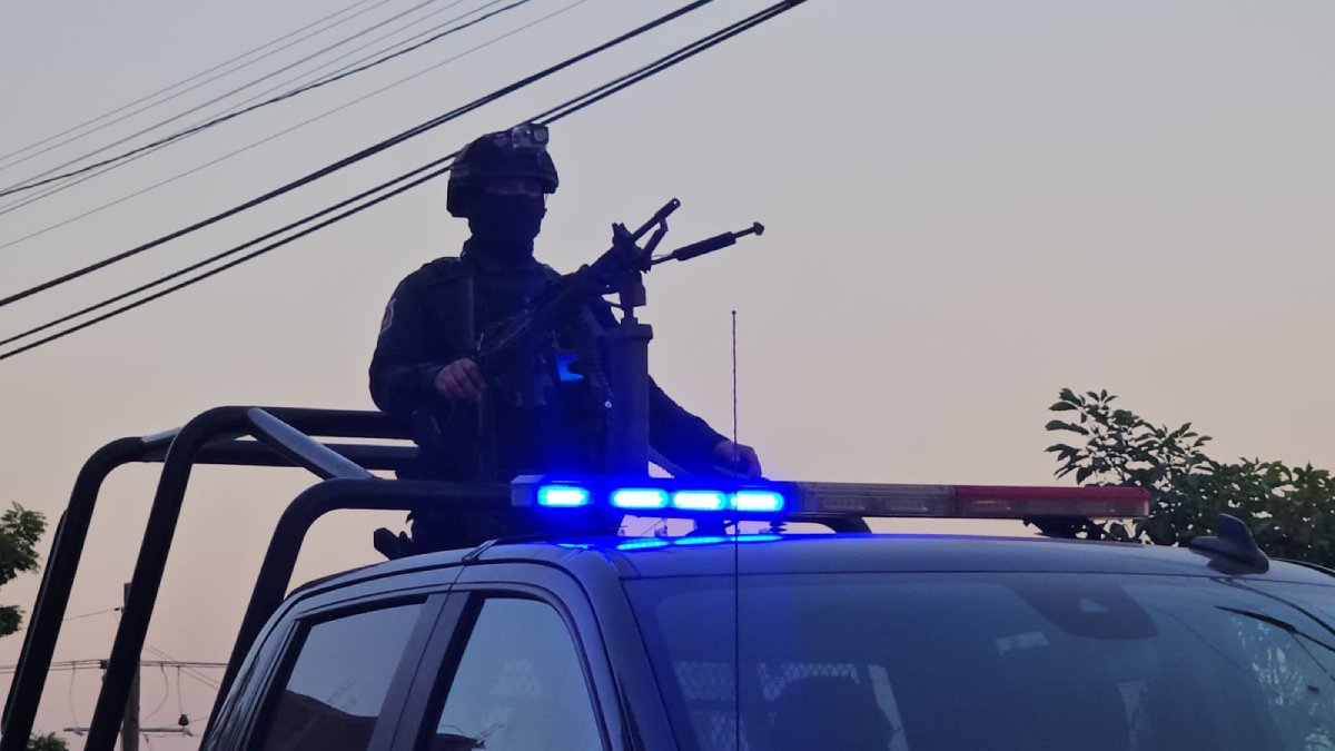 ¡Lo bajaron de una grúa! Armados despojan auto de lujo en Culiacán