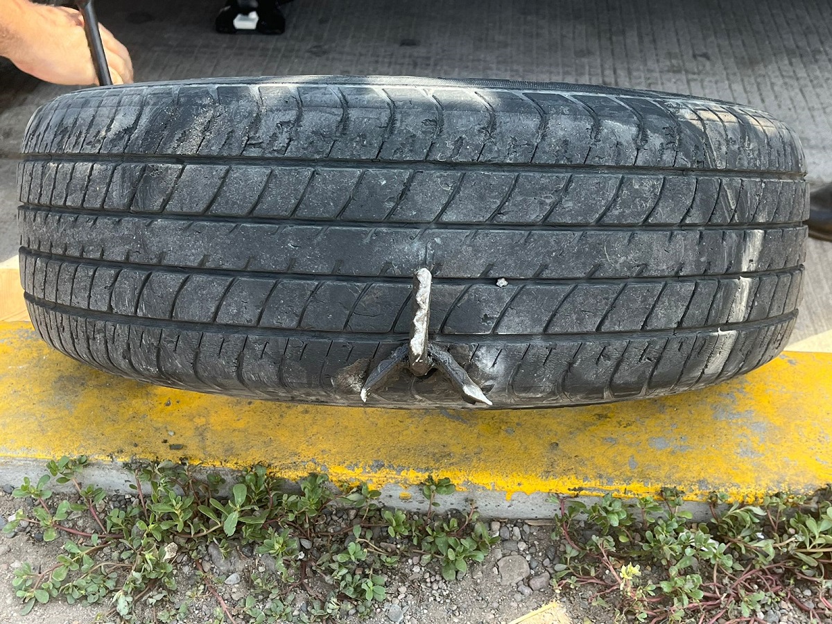 Lanzan ponchallantas y provoca percance de tres vehículos por el Jesús Kumate en Culiacán