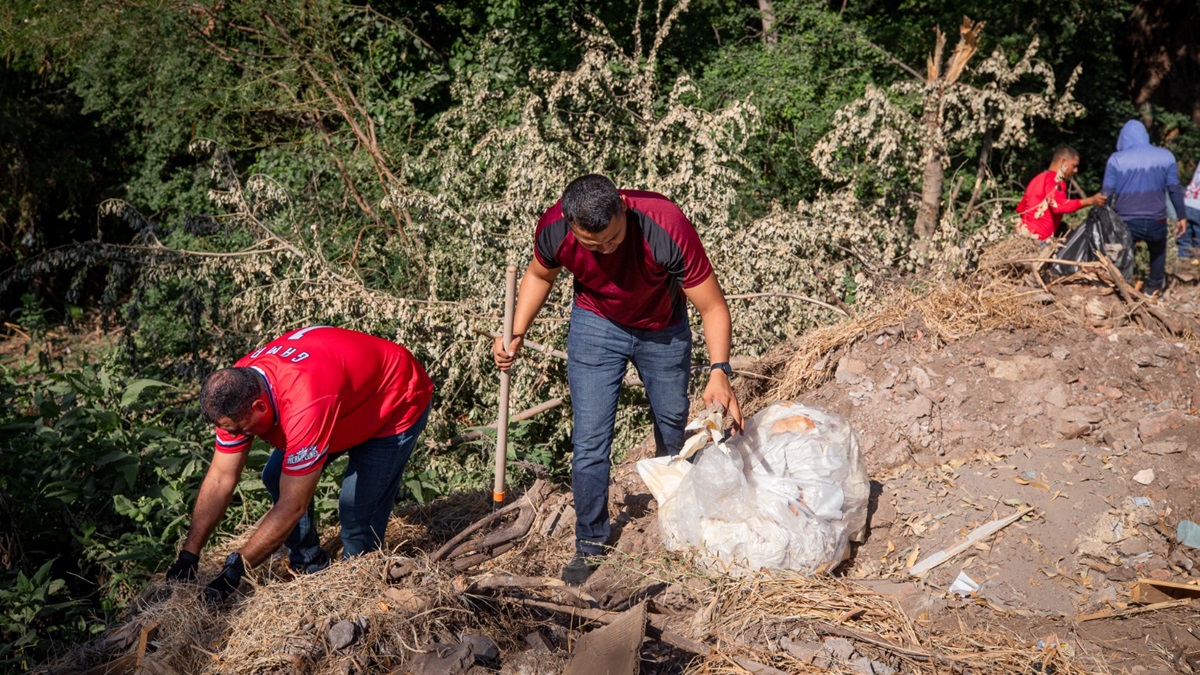 Retiran basura, maleza y llantas del arroyo Ocoroni frente al Juzgado Cívico, en Guasave