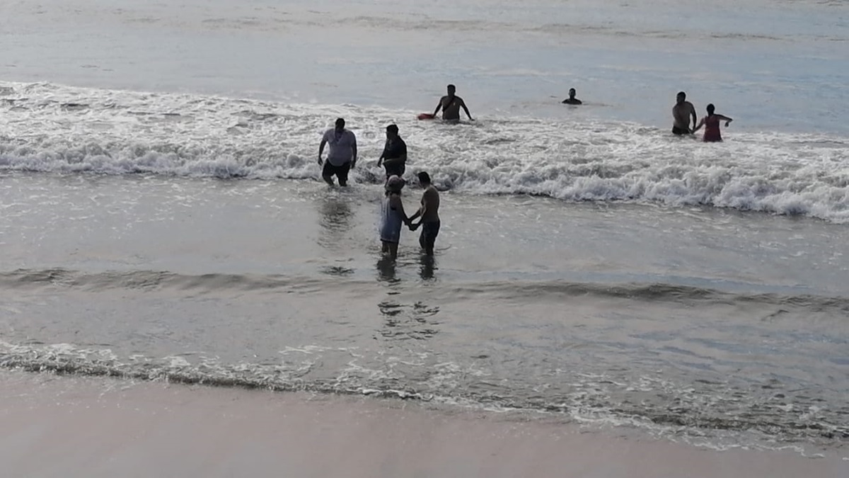 Oleaje elevado en playas de Mazatlán activa protocolos de rescate