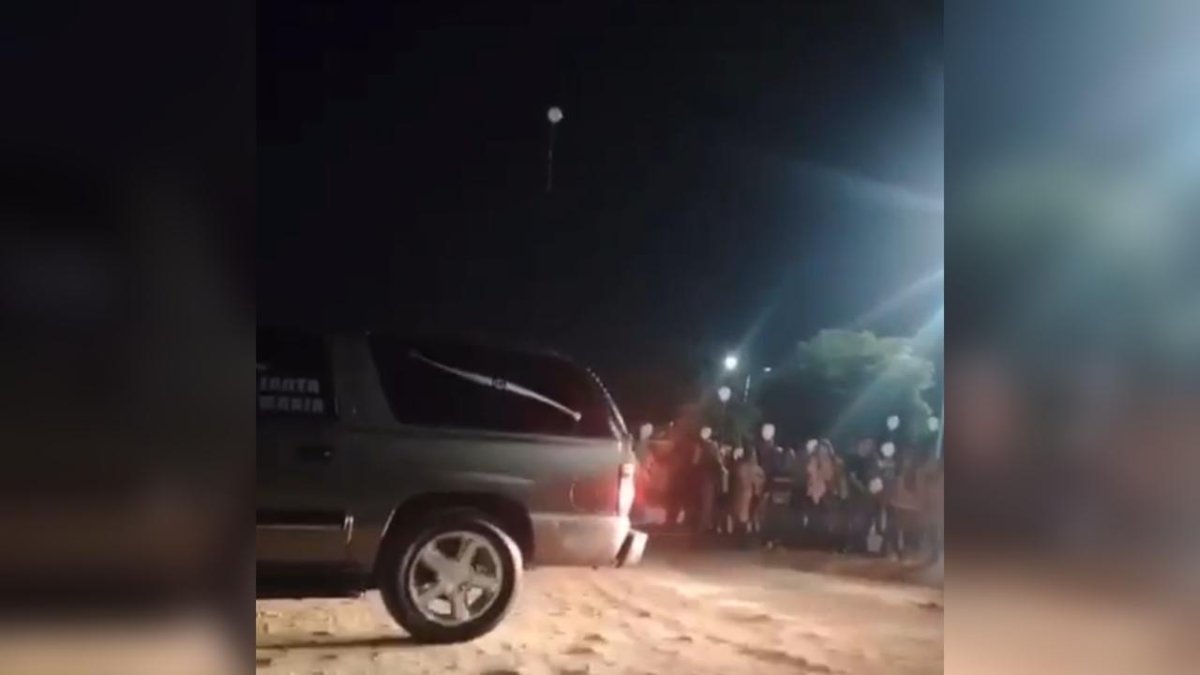 Con música y globos, familiares reciben en Ahome a los tres jóvenes asesinados en San Blas, Navolato
