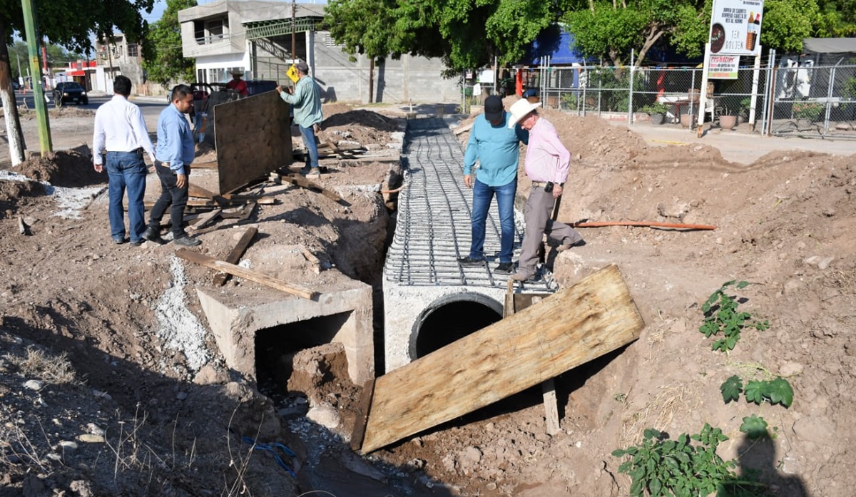 Alcalde de Angostura supervisa obras, busca que queden listas antes de concluir su mandato