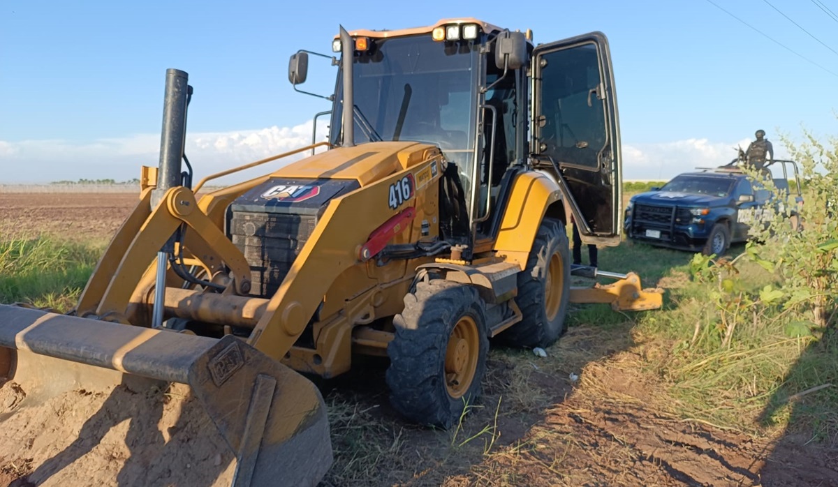 Grupo Élite de la PEP recupera retroexcavadora despojada en el campo El Diez de Culiacán
