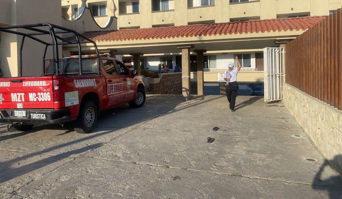 Rescatan a turistas en playa y alberca de Mazatlán