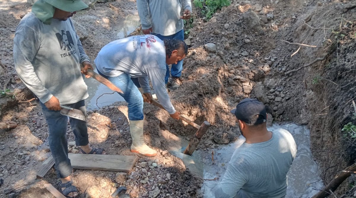 Se restablece el suministro de agua para Mazatlán tras reparación de daño a tubería en Ejido El Castillo
