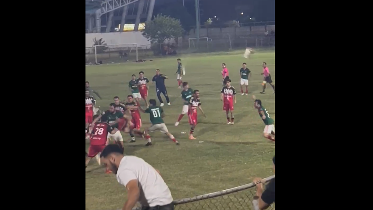 (VIDEO) Se arma la campal en la Liga Premier Nocturna de Futbol de Ahome