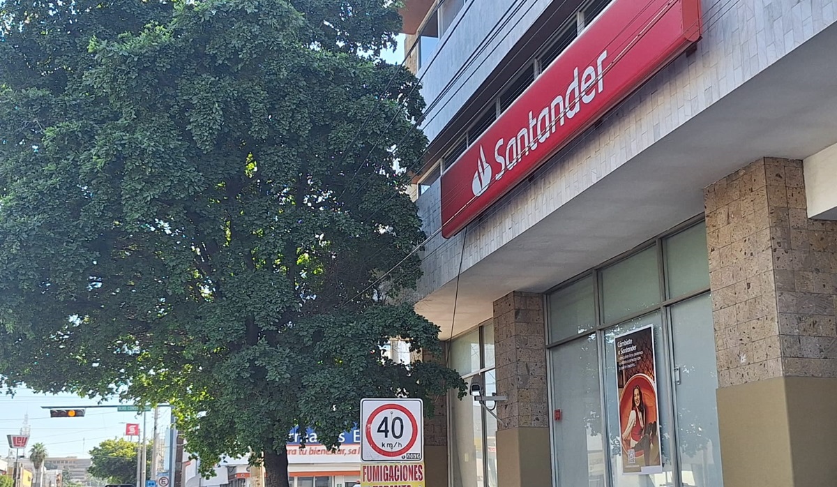 ¡Roció gasolina a las ventanillas! Sujeto comete bancazo en Culiacán amenazando con prender fuego