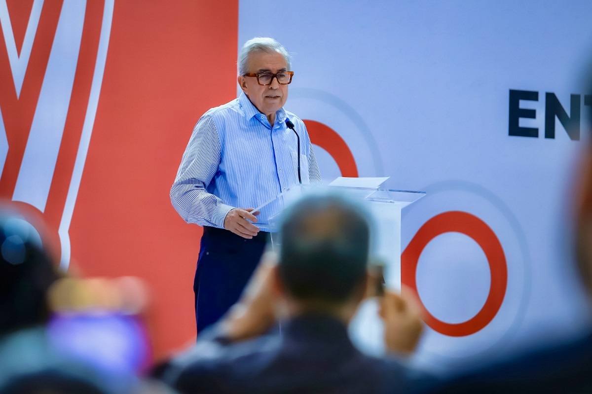 Rocha Moya reconoce el trabajo del personal médico en su día