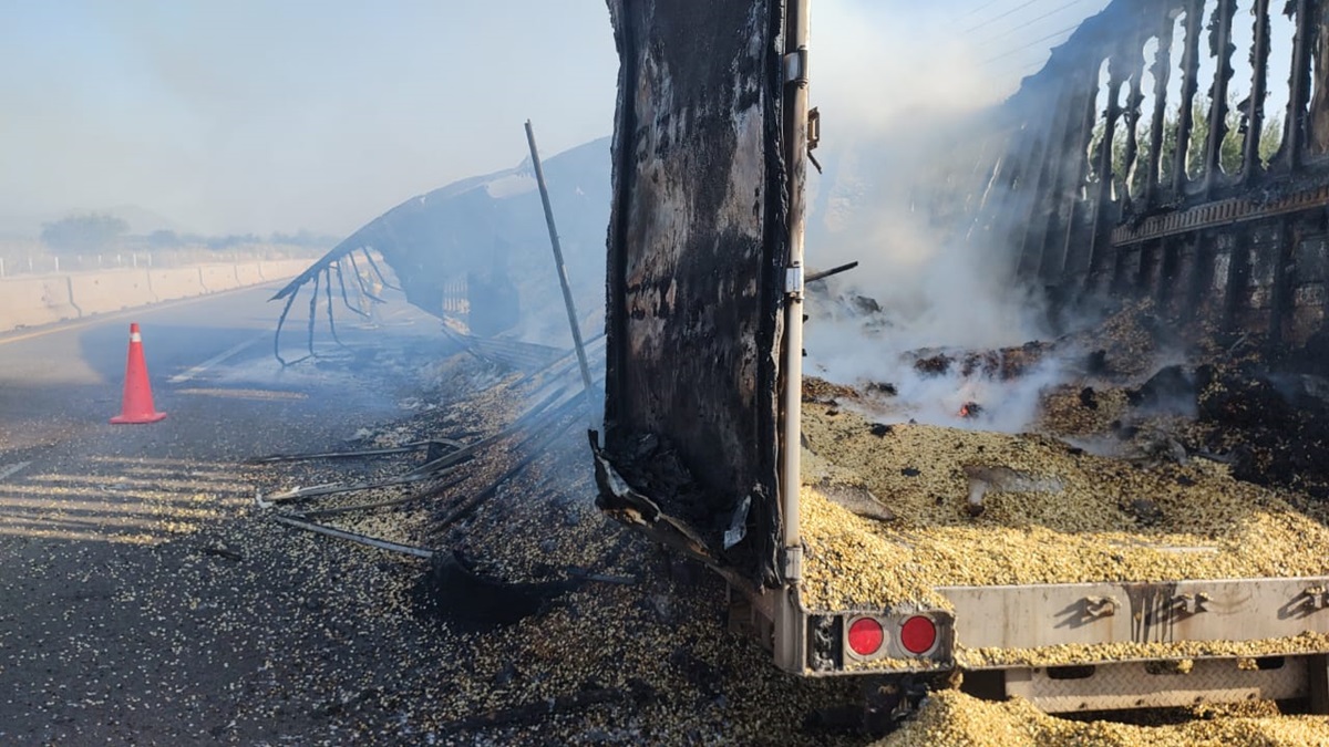 Fuerte incendio consume caja de tráiler cargado de maíz encostalado, en Angostura