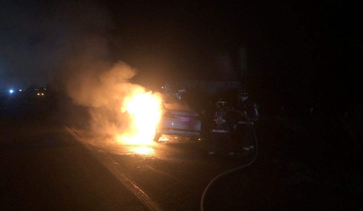 Fuego consume vehículo en la carretera México 15, al sur de Mazatlán