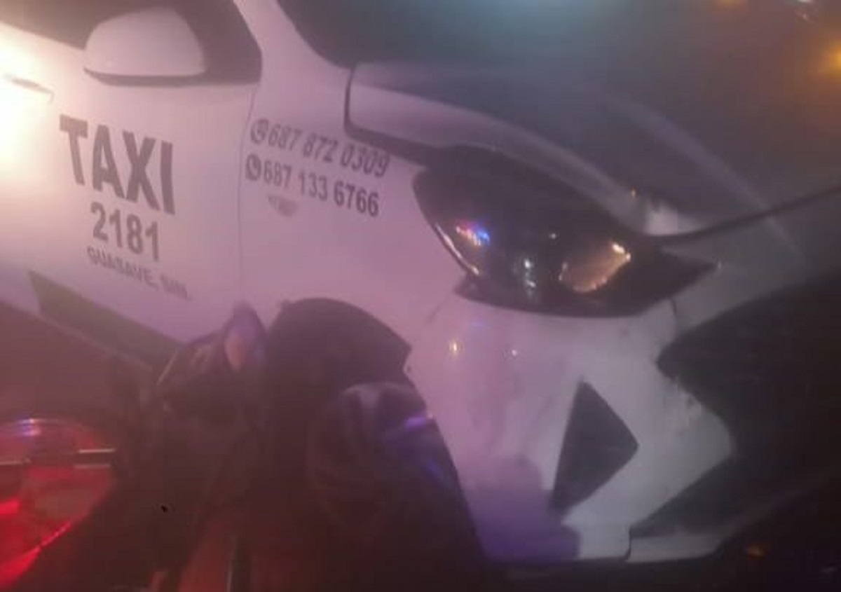 Motociclista queda grave al impactarse contra un taxi en Guasave