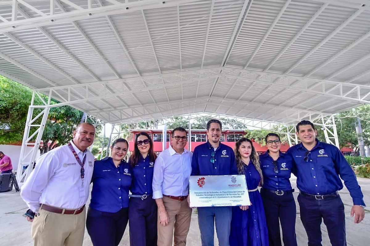 Luego de años al aire libre, alumnos de la preparatoria CETIS 127 en Mazatlán tienen nueva techumbre