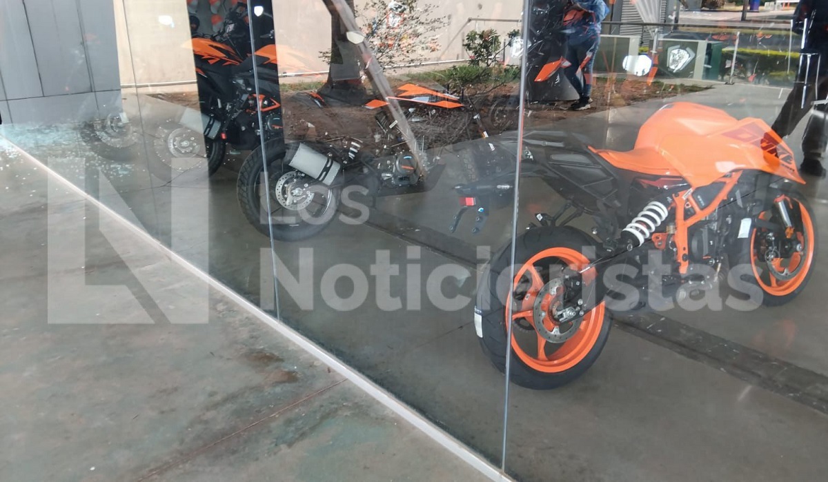 ¡Quebraron los cristales! Ladrones se roban 3 motocicletas de un negocio en Culiacán